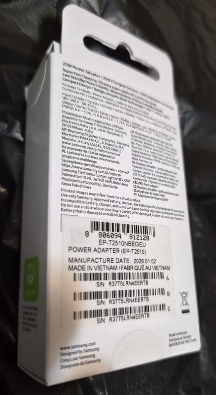 Коробка сетевого зарядного устройства Samsung 25W Power Adapter (Super Fast Charging, Low Standby), на обороте — EP-T2510NBEGEU, сделано во Вьетнаме