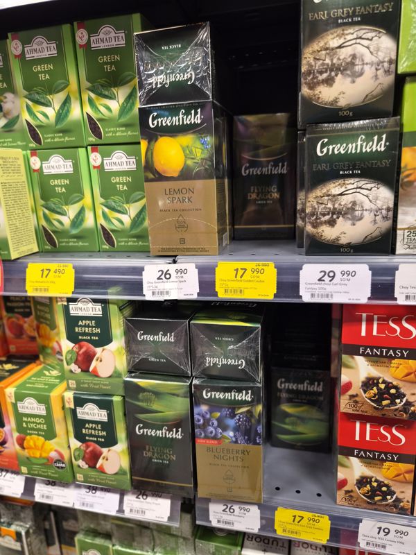 Полка чая Greenfield, Ahmad Tea и Tess