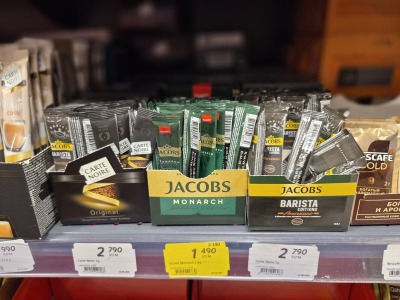 Полка растворимого кофе в стиках: Carte Noire, Jacobs Monarch и Barista