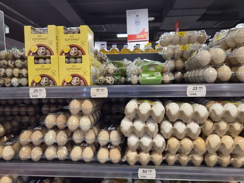 Яйца перепелиные и куриные на полках, плакат Narxiga javob
