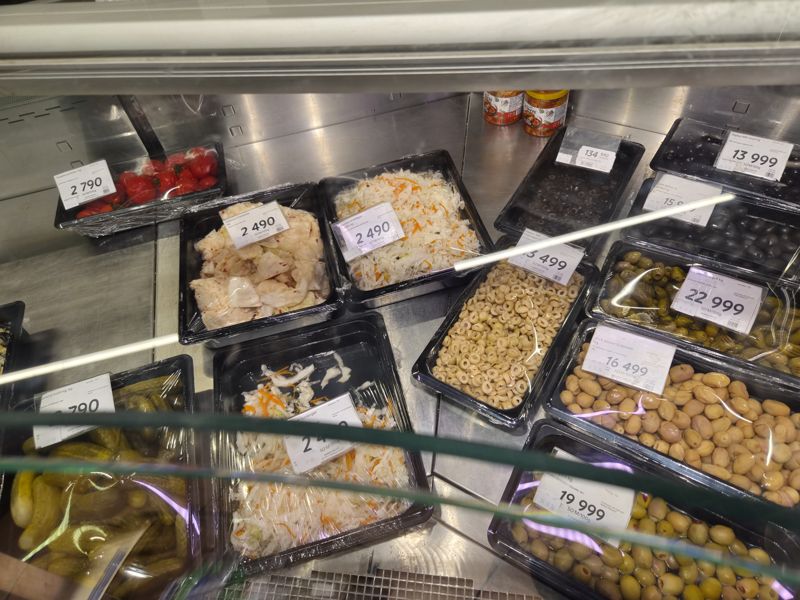 Холодная витрина с солёной и квашеной продукцией и оливками на развес