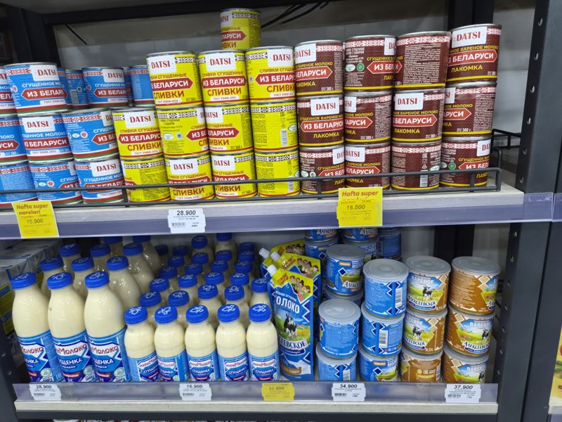 Полка со сгущёнкой Datsi «Из Беларуси» (молоко, сливки, варёная «Лакомка»); ниже — «МариМолоко» и «Алексеевское»