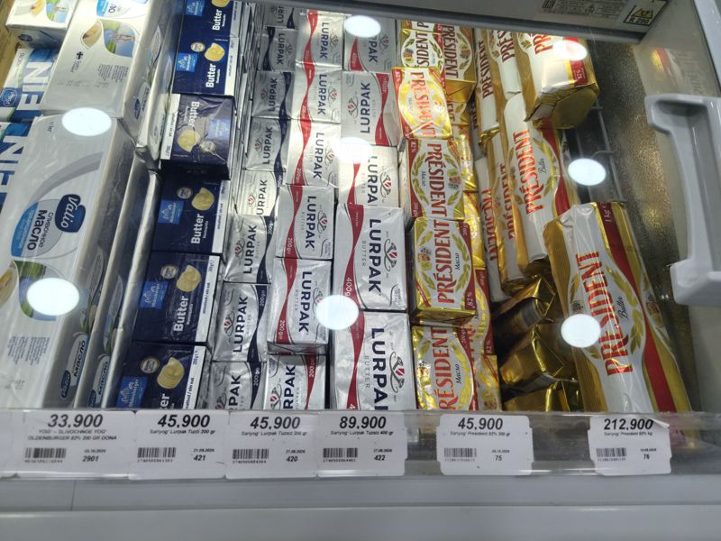 Морозильный ларь со сливочным маслом Oldenburger, Lurpak солёным и несолёным, President 200 г и весовым