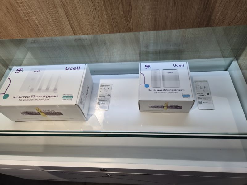 Витрина с 5G-роутерами ZTE в упаковках Ucell и ценниками-карточками: Outdoor MC889 и G5B