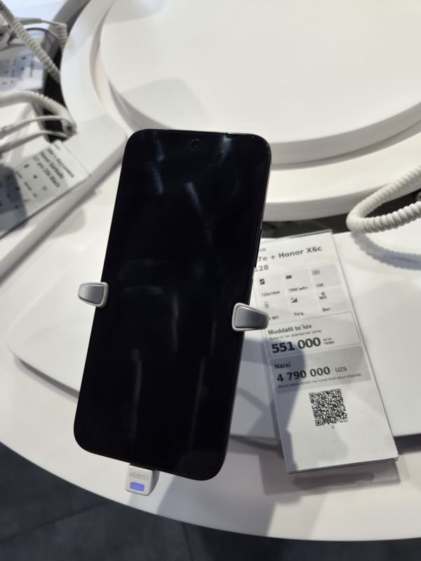 Смартфон в держателе на витрине Ucell, рядом ценник-комплект: Honor X7e + Honor X6c 128, 4 790 000 сум