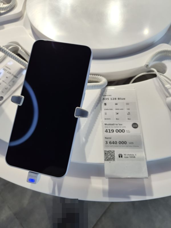 Смартфон Samsung A35 на подставке с ценником Ucell: плашка «Maxsus aksiya» и подарок «5G cheksiz, 3 oyga 100GB»