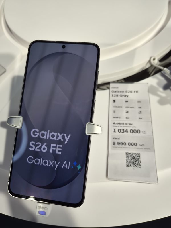 Демонстрационный смартфон Galaxy S26 FE на подставке с ценником-карточкой Ucell