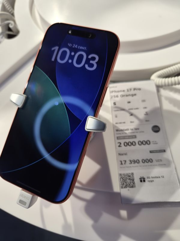 Демонстрационный смартфон iPhone 17 Pro (оранжевый) на подставке с ценником-карточкой Ucell