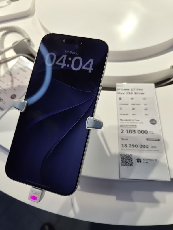 Демонстрационный смартфон iPhone 17 Pro Max (серебристый) на подставке с ценником-карточкой Ucell
