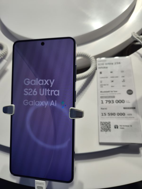 Демонстрационный смартфон Galaxy S26 Ultra на подставке с ценником-карточкой Ucell