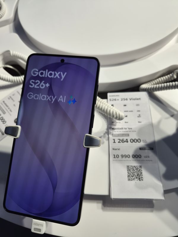 Демонстрационный смартфон Galaxy S26+ (фиолетовый) на подставке с ценником-карточкой Ucell
