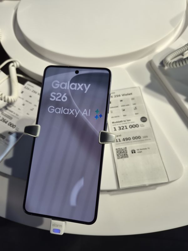 Демонстрационный смартфон Galaxy S26 (фиолетовый) на подставке с ценником-карточкой Ucell
