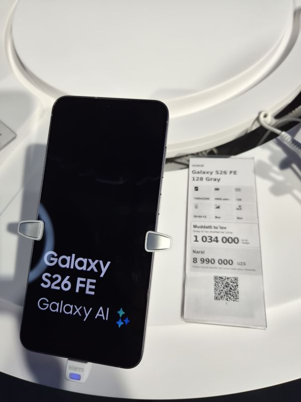 Демонстрационный смартфон Galaxy S26 FE на подставке с ценником-карточкой Ucell