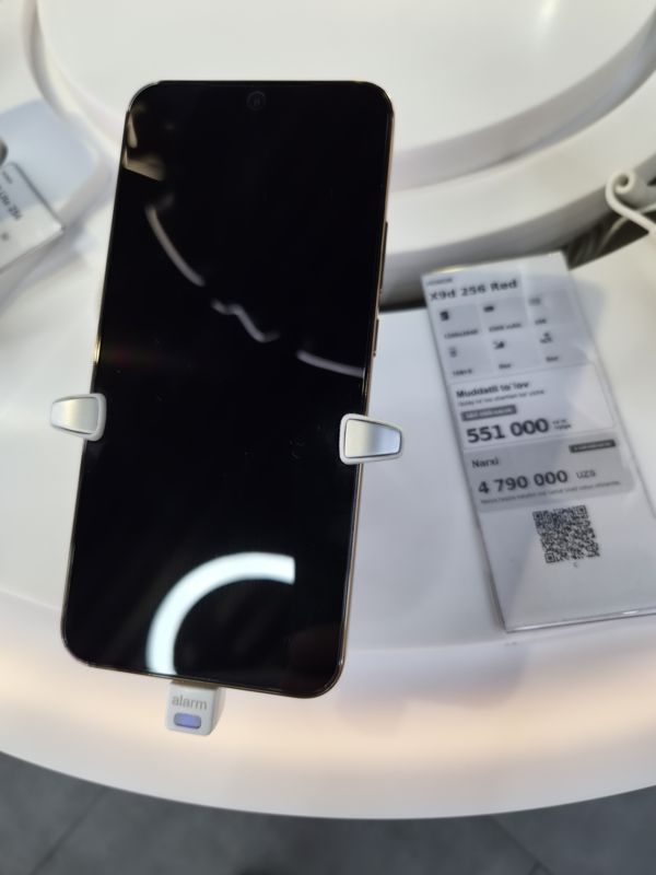 Демонстрационный смартфон Honor на подставке с ценником-карточкой Ucell «X9d 256 Red»