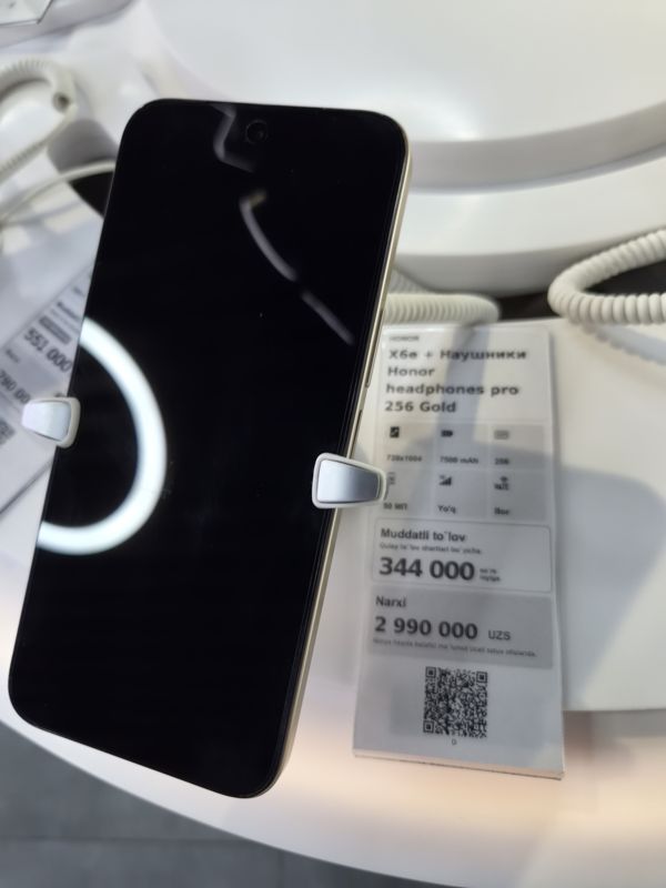 Демонстрационный смартфон Honor на подставке с ценником-карточкой Ucell «X6e + наушники Honor headphones pro 256 Gold»