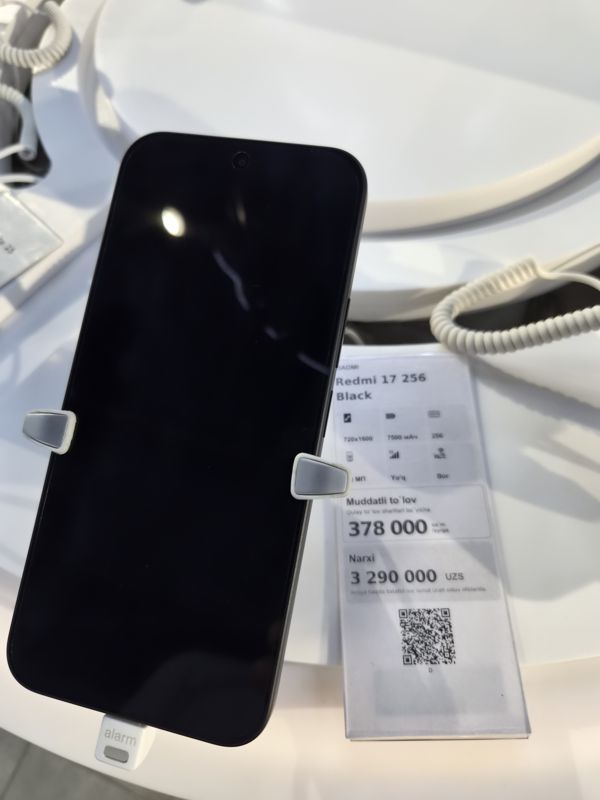 Смартфон Xiaomi Redmi 17 256 Black на стенде Ucell в держателе с сигнализацией, справа ценник-карточка