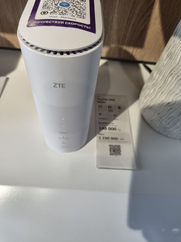 Роутер ZTE белого цвета на стойке Ucell с фиолетовой наклейкой «Ucell — Markaziy, почувствуй скорость» и ценником