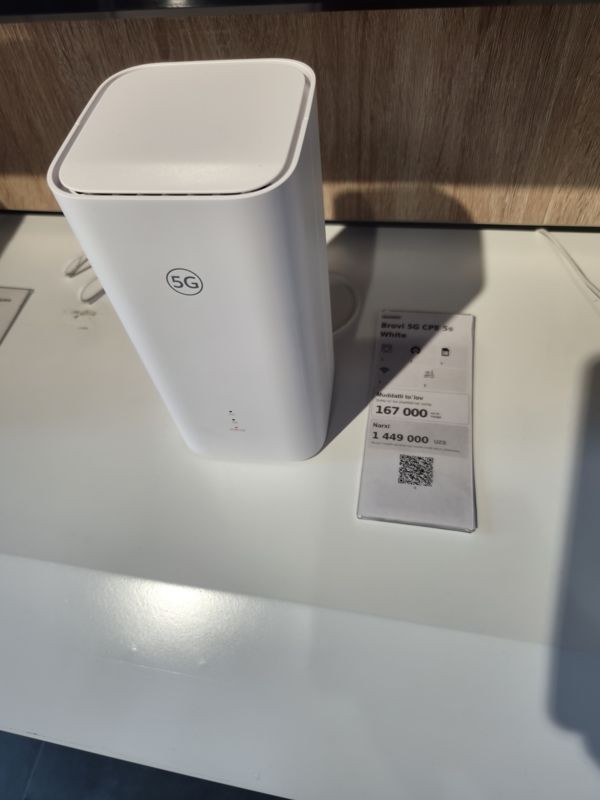 Роутер Huawei 5G CPE на стойке Ucell с ценником «HUAWEI Brovi 5G CPE 5s White»
