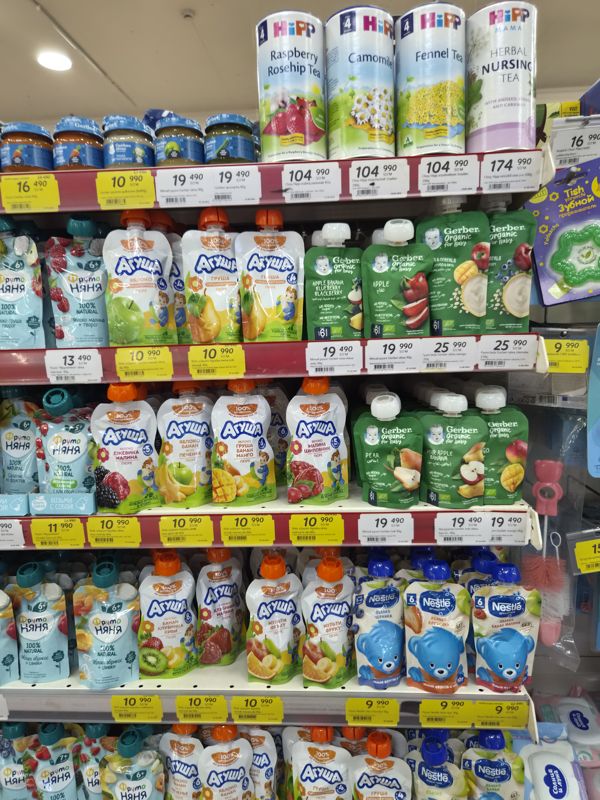 Стеллаж детского питания справа: чай HiPP на верхней полке, пюре Gerber, Агуша, Nestle; полочные ценники