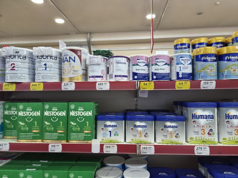 Полки с детскими смесями: Kabrita, NAN Supreme, Neocate, Nutriben, Frisolac, Nestogen, Humana; акционные жёлтые ценники