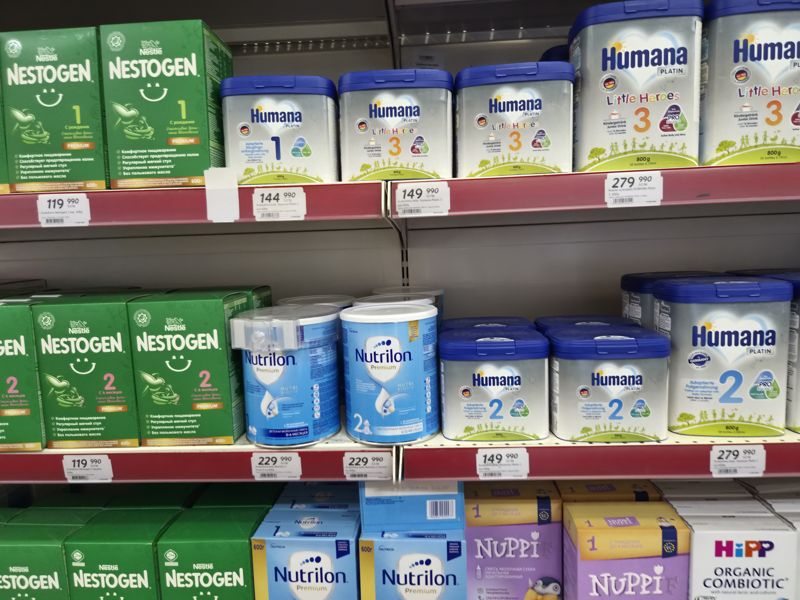 Полки с детскими смесями: Nestogen 1 и 2 (коробки), Humana Platin 1, 2, 3, Nutrilon Premium 1 и 2 (банки 900 г), Nuppi, HiPP Organic Combiotic