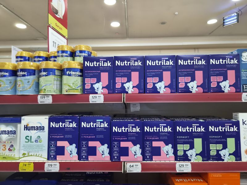 Верхняя часть стеллажа со смесями: Frisolac и Friso Gold банки, Nutrilak Premium Procomfort (антирефлюкс, комфорт), Nutrilak 1 Premium 300 и 600 г, Humana SL Expert; справа каши Gerber