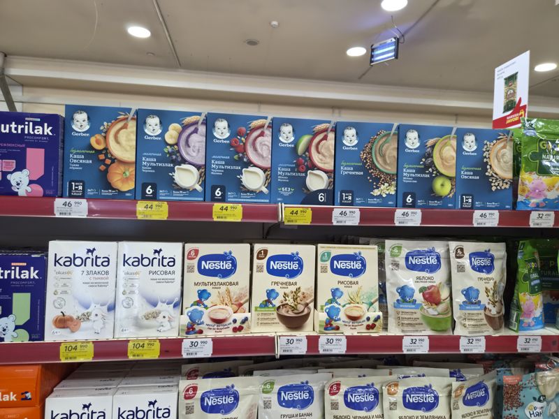 Полки с детскими кашами: Gerber (коробки 180 г), Kabrita (7 злаков с тыквой, рисовая, гречневая), Nestle (коробки 200 г и дой-паки), справа Nestle в мягких пакетах; нижние полки Nutrilak и Kabrita