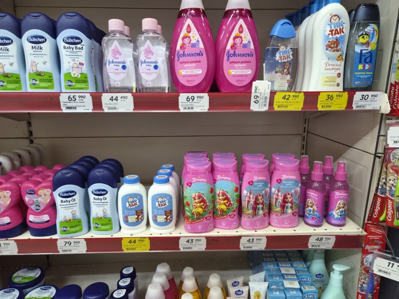 Две полки с детской гигиеной крупно: шампуни и масла Bubchen, Johnson's, Тик-Так, детские шампуни Принцесса, спреи и присыпка Тик-Так; ценники читаются