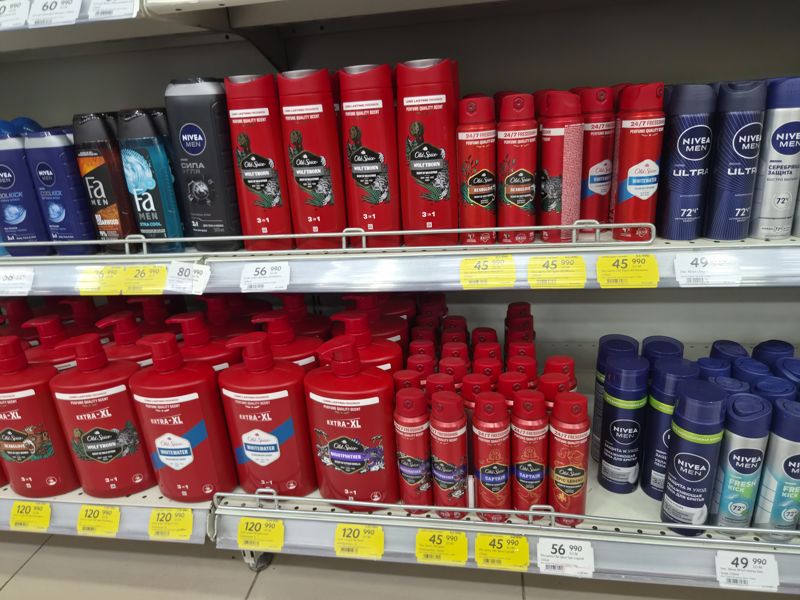 Полки мужских гелей для душа и дезодорантов: Nivea Men, Fa Men, Old Spice (3 в 1, Extra-XL 1 л и спреи 150 мл); подвесные жёлтые и белые ценники «Hafta super narxlari»