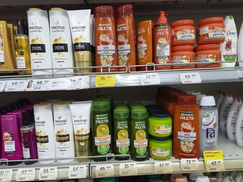 Полки шампуней, бальзамов и масок Pantene (Густые и крепкие, Интенсивное восстановление), Garnier Fructis SOS Восстановление и Ламинирование и блеск, ниже кондиционеры Gliss Supreme Length