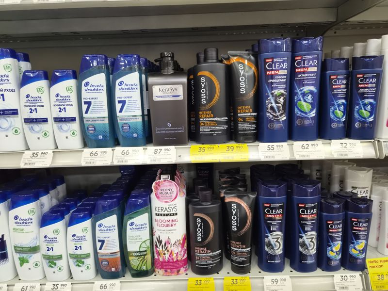 Полки шампуней Head & Shoulders (2 в 1, Pro Expert 7, Ментол), KeraSys Homme и KeraSys Perfume, Syoss Intense Repair и Keratin, Clear Men; подвесные белые и жёлтые ценники