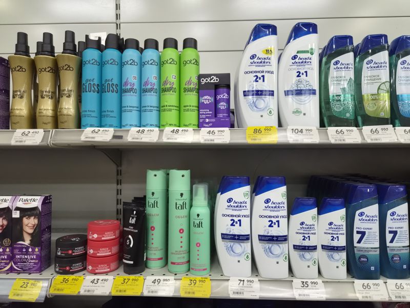 Полки got2b (спреи, сухие шампуни, пудра), Schwarzkopf Taft (лаки, воск, гели, мусс) и Head & Shoulders (Основной уход 2 в 1, Pro Expert 7, перечная мята, цитрус); подвесные белые и жёлтые ценники