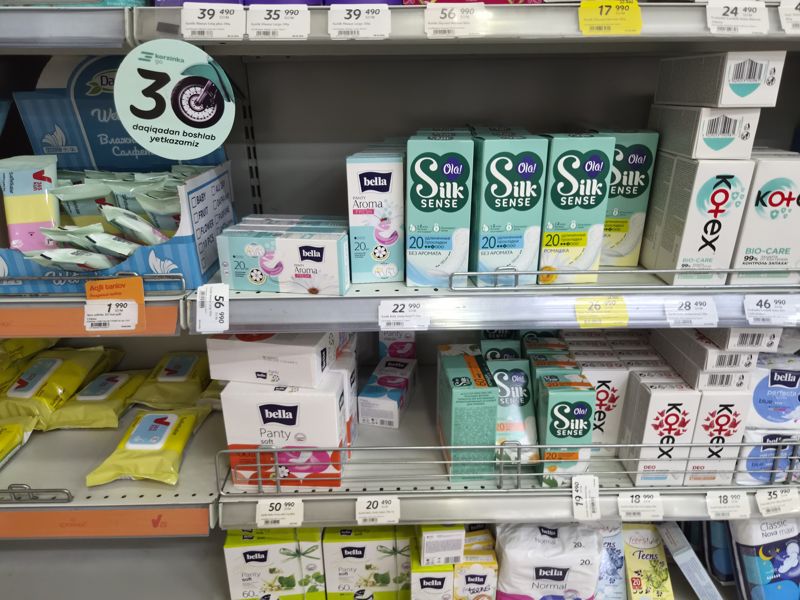 Полки с ежедневными прокладками Always, Discreet, Kotex, Bella, Ola! Silk Sense; влажные салфетки 365 kun; плакат Korzinka Go
