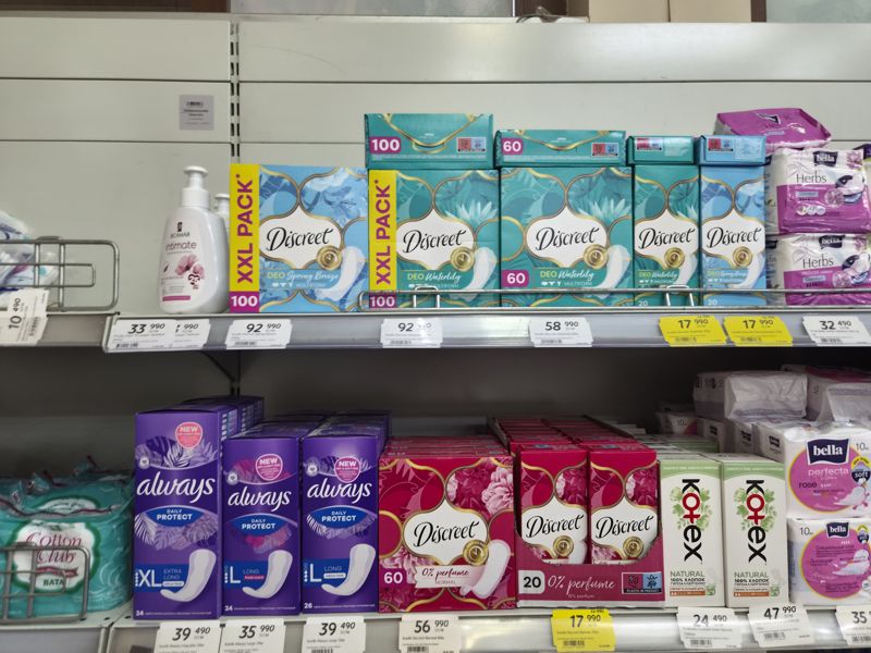 Полки с ежедневными прокладками Discreet, Kotex и гелем для интимной гигиены «Я Самая», ценники на кромке полок