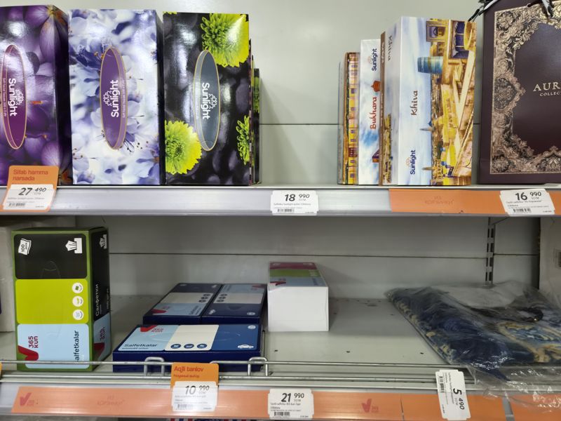 Верхние полки со салфетками Sunlight и 365 kun, автосалфетки, ценники крупно