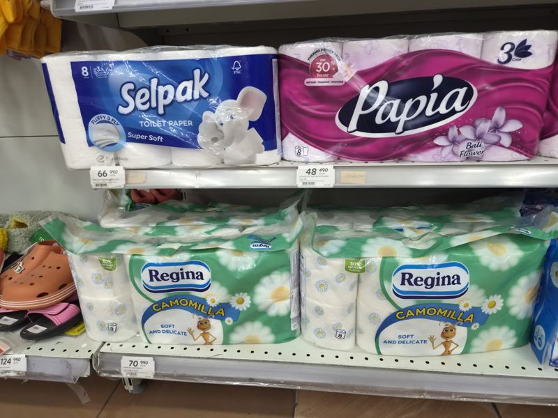 Туалетная бумага Selpak, Papia, Regina и женская обувь, ценники на кромках полок