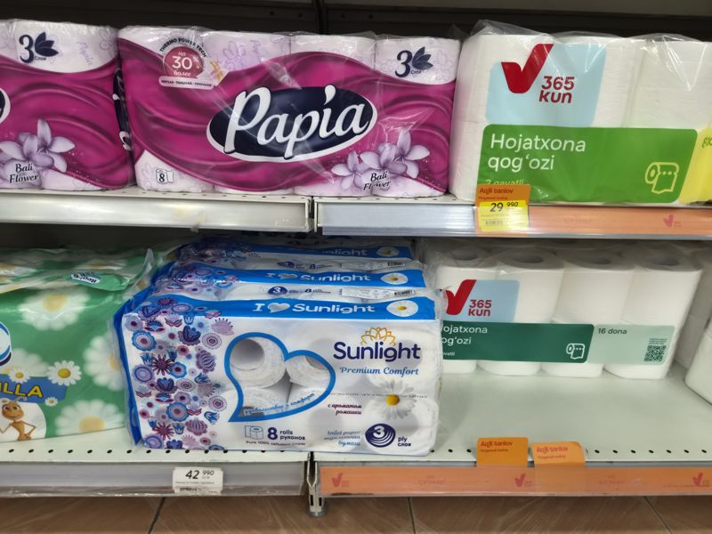 Туалетная бумага Papia, Regina, Sunlight и 365 kun на двух полках, ценники на кромках