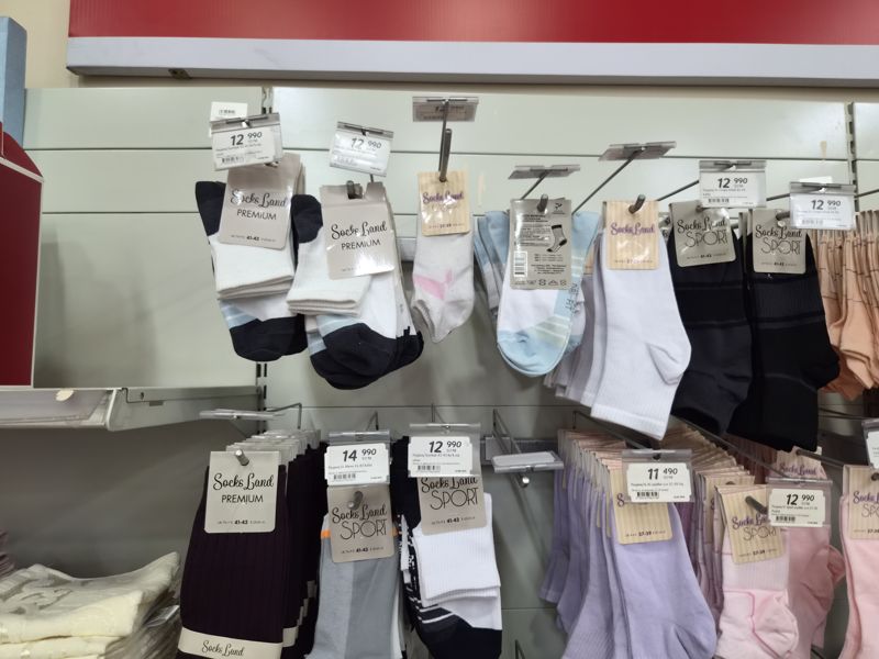 Стенд с носками Socks Land (Premium, Sport, Classic) на крючках, ценники на навесных держателях