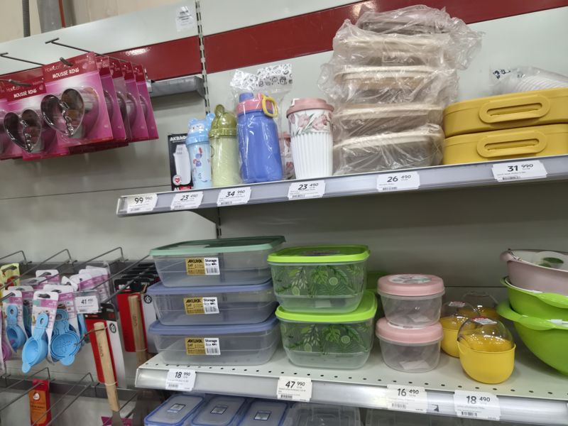 Полки с бутылками, кружками и ланч-боксами Phibo и Union, контейнерами Akuka Storage Box; слева подвесные формы и мерные ложки