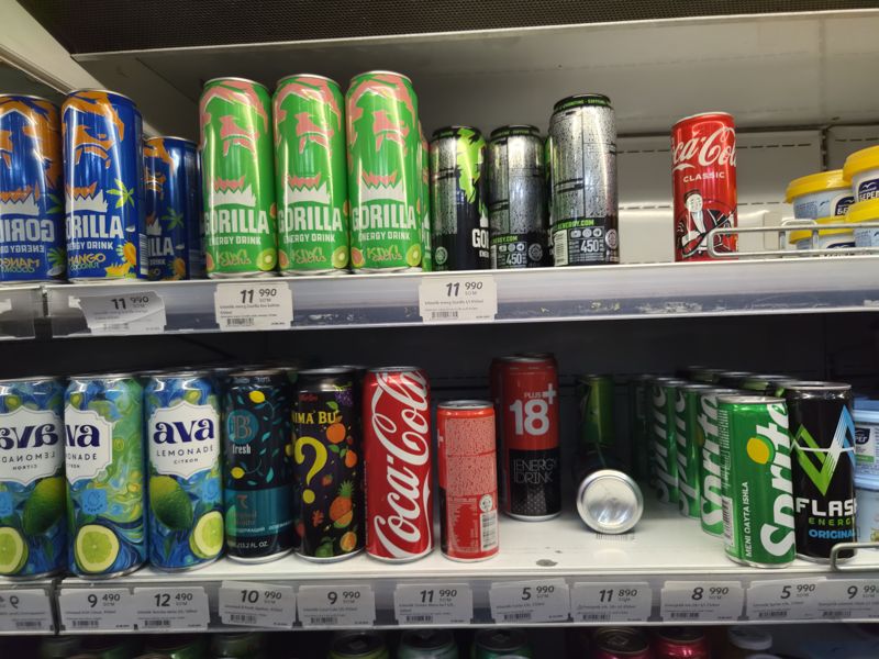 Холодильная витрина с энергетиками Gorilla, лимонадами AVA, B fresh, Coca-Cola, Fanta, Sprite, 18+ и Flash в банках; ценники на кромках