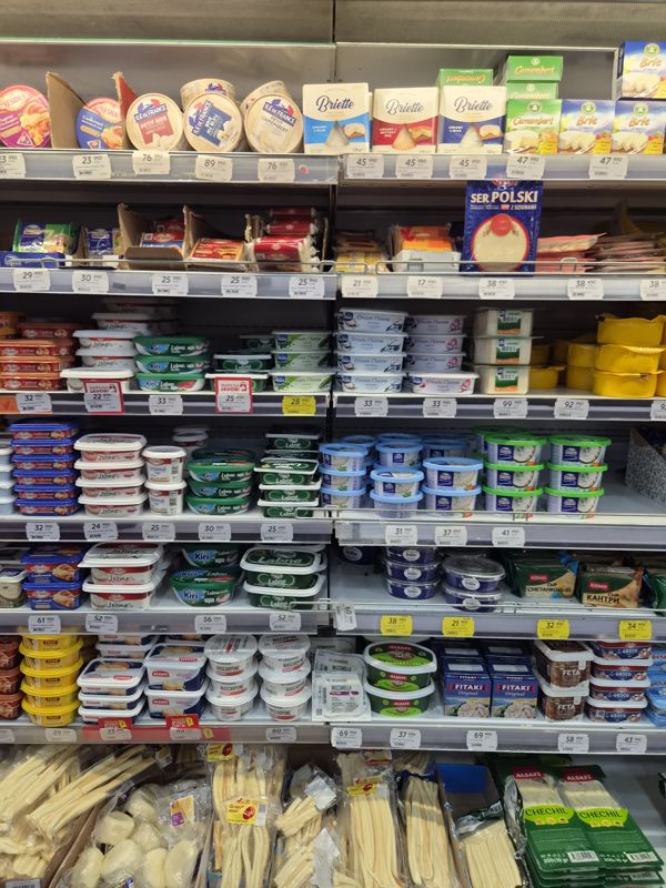 Холодильная витрина сыров: Briette, Camembert, Brie, Ile de France, плавленые и творожные сыры Valio, Hochland, Kalleh, KOMO, Mlekovita, Oltermanni, Alsafi, Unagrande, фета; ценники на кромках, жёлтые акционные