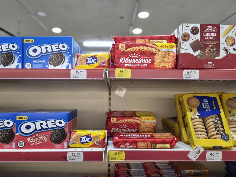 Полки с печеньем и крекерами: Oreo, TUC paprika, Юбилейное традиционное 403 г, Lambertz Lieblingsstücke, Zarqand Classic; ценники на красных кромках, жёлтый акционный на Юбилейное