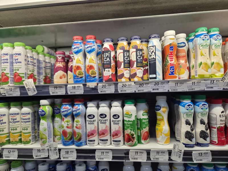 Холодильная витрина с питьевыми йогуртами: Danone, Ehrmann Grant и Эрмигурт, Epica, Kamilka, Lactel, Essi, Alpenland, Доброе, Pure Milky; под бутылками ценники со штрихкодами