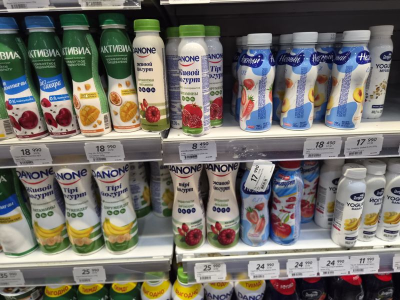 Холодильная витрина с питьевыми йогуртами: Активиа, Danone Живой йогурт, Нежный, Campina, Эрмигурт, Доброе; на полках ценники со штрихкодами