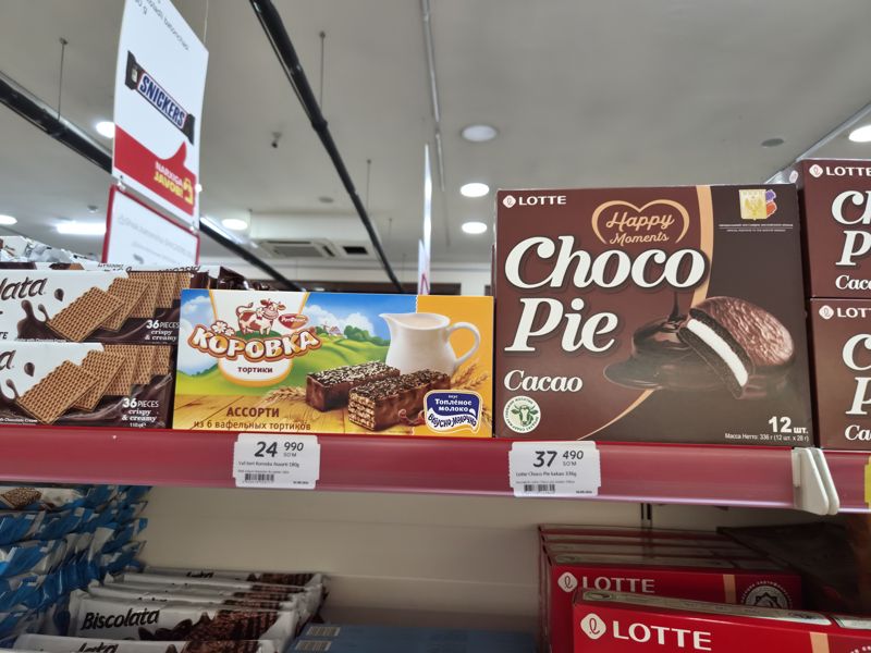 Вафельные тортики «Коровка» ассорти и Lotte Choco Pie Cacao на полке с ценниками