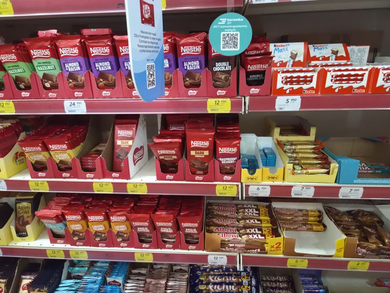 Полки с шоколадом Nestle (молочный, тёмный, Double Chocolate, Raspberry Dessert) в картонных дисплеях, Kinder Maxi, Алёнка, Albeni; жёлтые ценники «Hafta super narxlari»