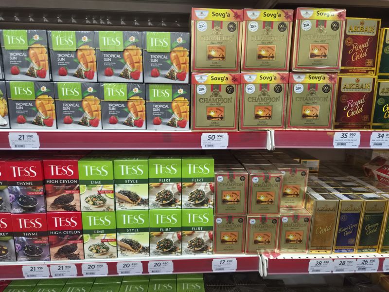 Чай Tess (Tropical Sun, Thyme, High Ceylon, Lime, Style, Flirt), Champion Gold Kenya Sunset в подарочной упаковке 250 г и 100 г, Akbar Royal Gold и Green Gold; белые ценники