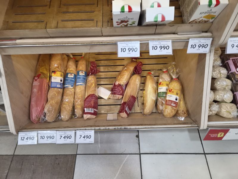 Нижняя ниша хлебной полки: багеты 365 kun, «Из Корзинки», BrotMeister; сверху коробки гриссини Felicita; ценники 29.09.2026