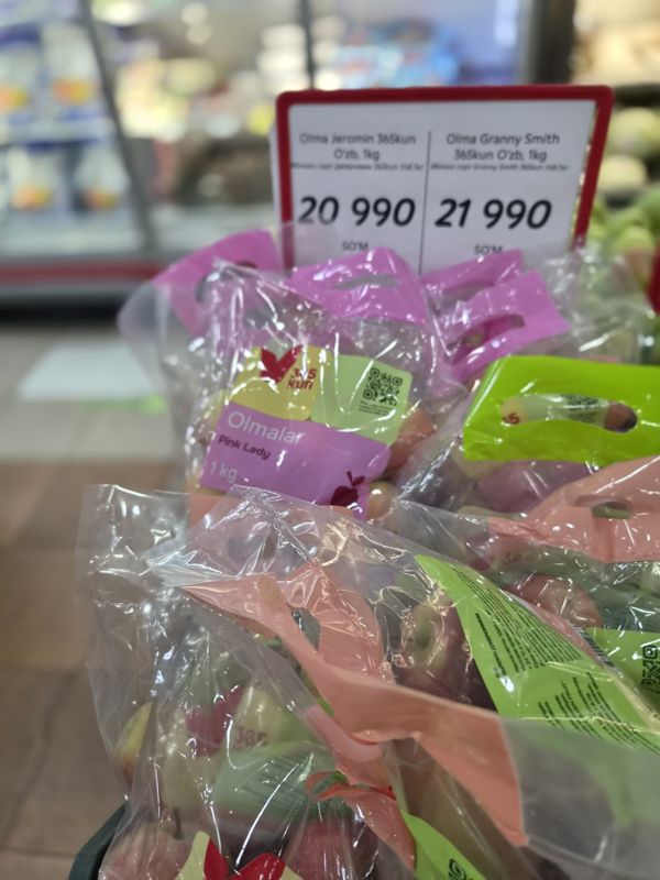 Яблоки в пакетах по 1 кг (Pink Lady, Jeromin, Granny Smith) в ящике, над ними двойной ценник Jeromin 20 990 и Granny Smith 21 990