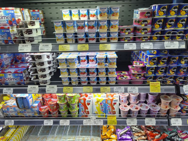 Тот же холодильник с йогуртами: ложковые Danissimo, Danone, Fruttis, Danonino, Icimino, Kalex, питьевые Actimel; ценники Сырной лавки